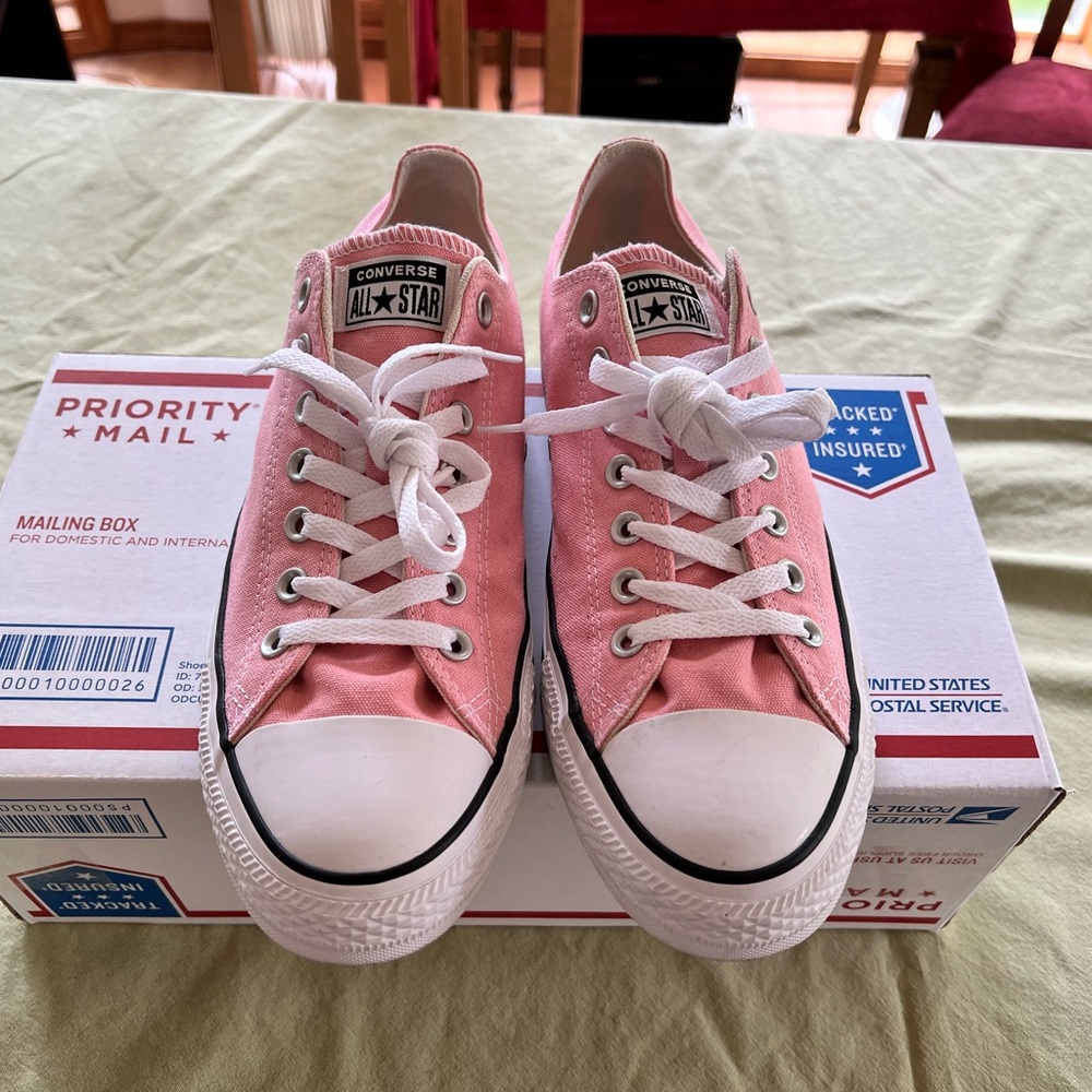 Pink Converse All Star low tops in excellent condition Men’s 10.5